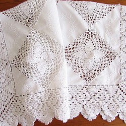 フランスの手仕事/白い小花の刺繍生地を手編みレースで繋いだ テーブルクロス (ヴィンテージ) 1枚目の画像