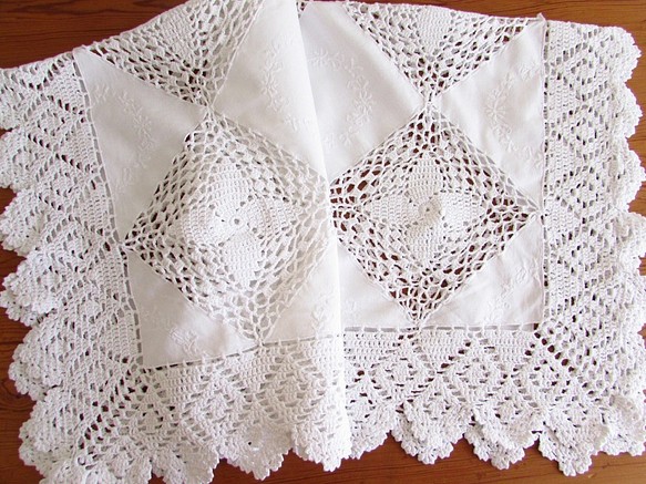 フランスの手仕事/白い小花の刺繍生地を手編みレースで繋いだ テーブルクロス (ヴィンテージ) 1枚目の画像