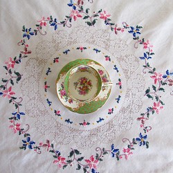 フランスの手仕事/愛らしいピンクとブルーのお花の手刺繍入り テーブルクロス  (ヴィンテージ) 1枚目の画像
