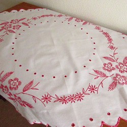 フランスの手仕事/お花の赤糸刺繍 テーブルクロス 手刺繍 (ヴィンテージ) 1枚目の画像