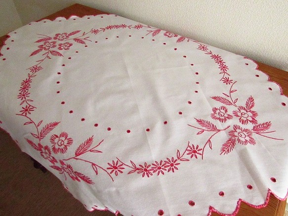 フランスの手仕事/お花の赤糸刺繍 テーブルクロス 手刺繍 (ヴィンテージ) 1枚目の画像