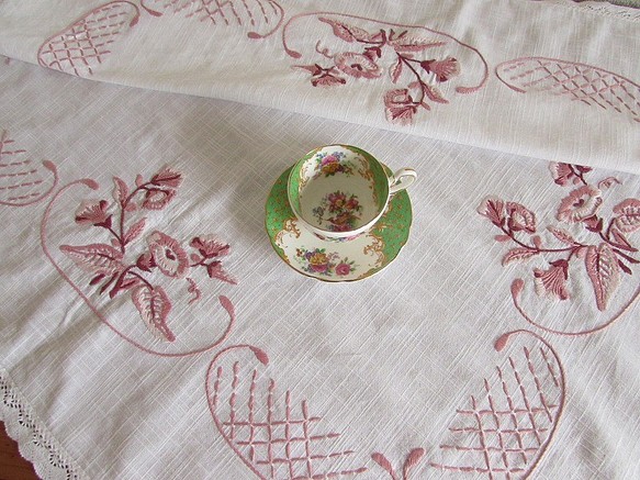 フランスの手仕事/落ち着いたスモーキーピンク色のお花の手刺繍が素敵なテーブルクロス (ヴィンテージ) 1枚目の画像