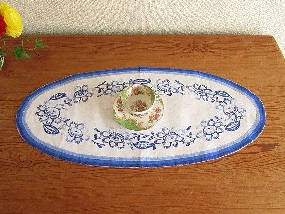 ドイツの手仕事/フォークロアな青いお花の手刺繍 オーバル型 テーブルマット (ヴィンテージ・青糸刺繍) 1枚目の画像