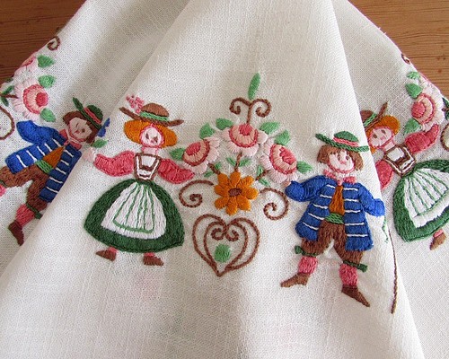 ドイツの手仕事/可愛い民族衣装ディアンドルとレーダーホーゼンを着た男女・お花の手刺繍 テーブルクロス (ヴィンテージ)