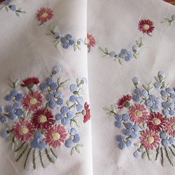 ドイツの手仕事/淡いブルーやピンクのお花の手刺繍入りテーブルクロス (ヴィンテージ・リメイク生地) 1枚目の画像