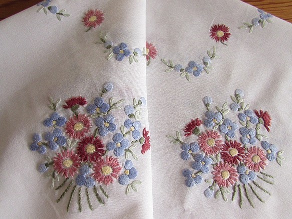 ドイツの手仕事/淡いブルーやピンクのお花の手刺繍入りテーブルクロス (ヴィンテージ・リメイク生地) 1枚目の画像