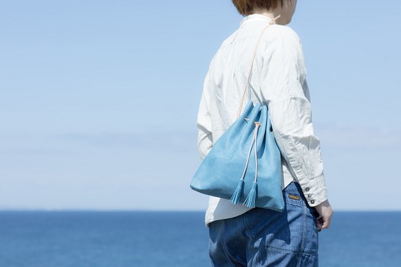 『皮革抽繩肩背包 水藍色』最適合出門用♪比想像中還能收納的束口袋。斜背包、手拿包、水桶包 第1張的照片