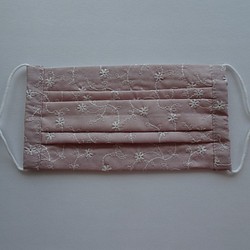 くすみピンク・花刺繍のプリーツ　夏マスク 1枚目の画像
