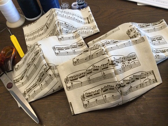 モーツァルトのきらきら星変奏曲の譜面マスク　譜面・音符　ト音記号　抗菌防臭加工ダブルガーゼ 1枚目の画像