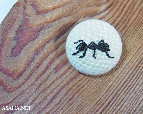 蟻の刺繍ブローチ B:左向き ブローチ 麻葉 通販｜Creema(クリーマ)