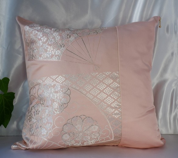 着物クッションカバー大　ピンク　扇　桜　シルクの美しい光沢　着物リメイク　帯　アップサイクル 1枚目の画像
