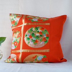 KIMONOクッションカバー　大　オレンジ　花窓　シルクの美しい光沢　着物リメイク　帯　アップサイクル 1枚目の画像