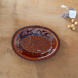 葉っぱ柄楕円皿　飴釉 1枚目の画像