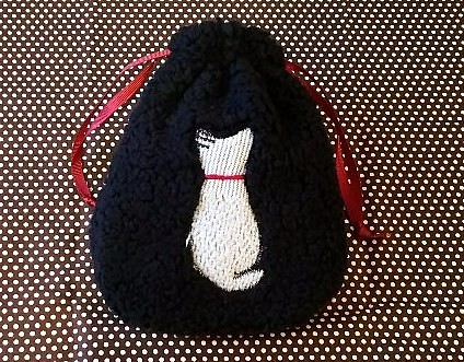 左耳黒の猫モチーフ巾着ボア・ブラック　深紅リボン 1枚目の画像
