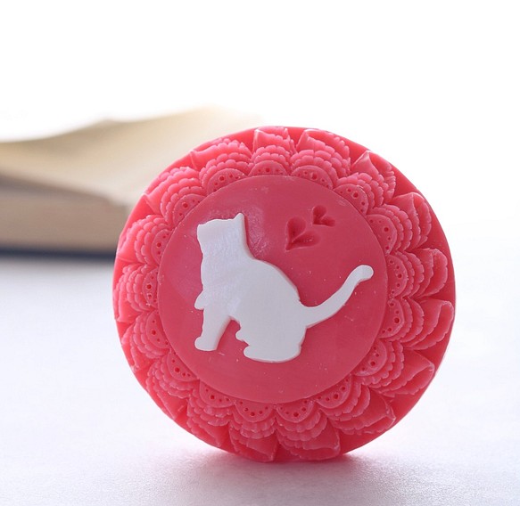 【石鹸彫刻】ソープカービング　猫ちゃんシリーズ（赤ピンク） 1枚目の画像