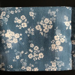 【送料無料】青地に白い花柄の6重ガーゼマスク・平面タイプ・ダブルガーゼ使用 1枚目の画像