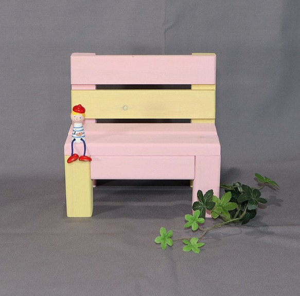 かわいいベンチ（ピンク＆イエロー） 1枚目の画像