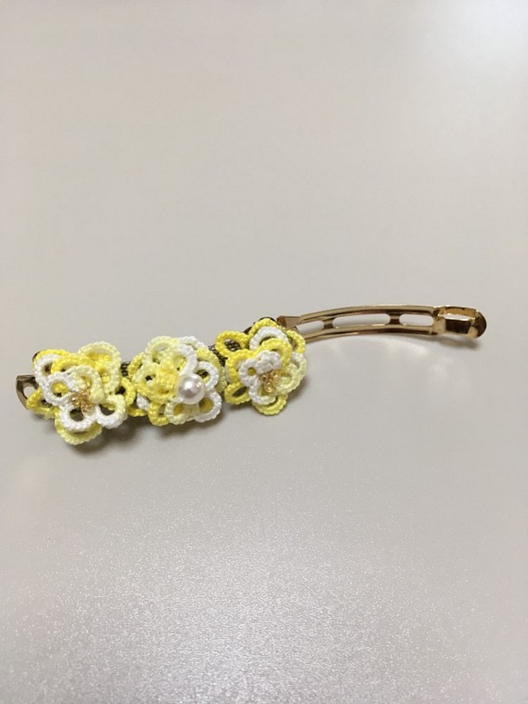 タティングレースにパールビーズを編み込んだ黄色いバラのバレッタ【送料無料】 1枚目の画像