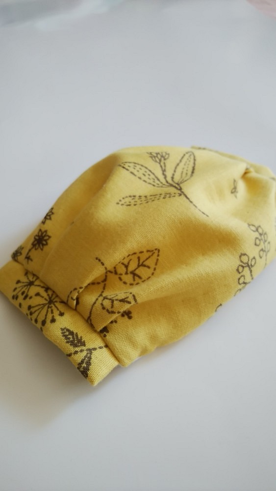 薄手⭐ふっくらマスク　植物　黄色×茶　プリーツ　フィルターポケット付き　ダブルガーゼ　 1枚目の画像
