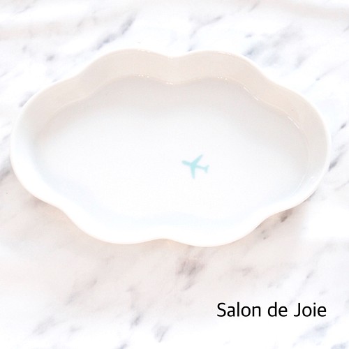 飛行機が飛ぶ雲型プレート 英語のメッセージが入れられます 皿 プレート Salon De Joie 通販 Creema クリーマ ハンドメイド 手作り クラフト作品の販売サイト