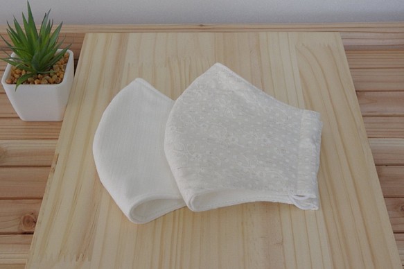 【送料無料】《大きめ》 綿１００％　刺繍とジャガード：ガーゼの立体布マスク（アイボリー・ホワイト） ＬＬサイズ２枚セット 1枚目の画像