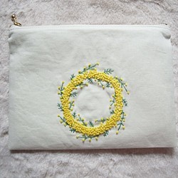 ミモザ　リース　手刺繡　ポーチ　（15×20）　ファスナー（玉つき） 1枚目の画像