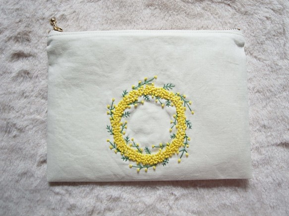 ミモザ　リース　手刺繡　ポーチ　（15×20）　ファスナー（玉つき） 1枚目の画像