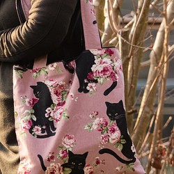 【受注製作】◆在庫限り◆黒猫と薔薇のお洒落なトートバッグ、エコバッグ。サブバッグやトートバッグに使える。セール品 1枚目の画像