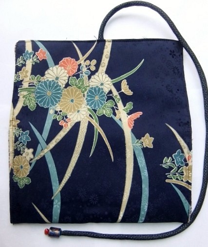 着物リメイク　花柄の着物で作った和風財布　１３８１ 1枚目の画像