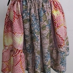 送料無料　花柄と絞りの着物で作ったミニスカート　２７１０ 1枚目の画像