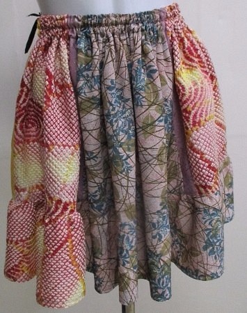 送料無料　花柄と絞りの着物で作ったミニスカート　２７１０ 1枚目の画像