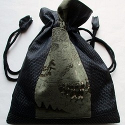 ４８８９　長襦袢と藍大島紬で作った巾着袋　＃送料無料 1枚目の画像