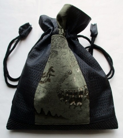４８８９　長襦袢と藍大島紬で作った巾着袋　＃送料無料 1枚目の画像