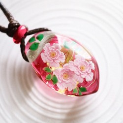 牡丹(ピンク)のとんぼ玉ガラスペンダント　金箔入り 1枚目の画像