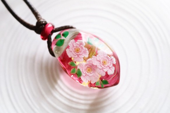 牡丹(ピンク)のとんぼ玉ガラスペンダント　金箔入り 1枚目の画像