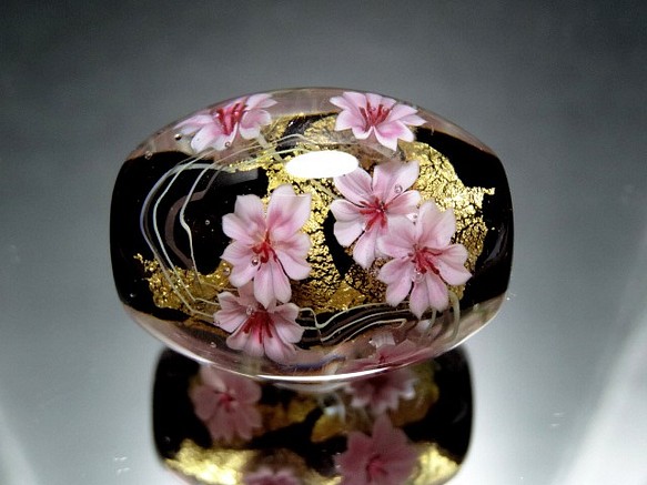 桜のとんぼ玉（ガラス玉）金箔入り 1枚目の画像