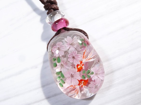 桜と金魚重ねのとんぼ玉ガラスペンダント 1枚目の画像