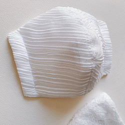 【小さめ】立体布マスク（ランダムプリーツ × ホワイト）　シンプル　白　マスク2020 1枚目の画像