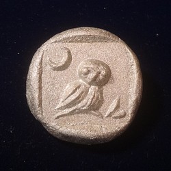 古代コイン風 バッジ ブローチ 銀『 月とフクロウ 』 テトラドラクマ銀貨 鳥　 粘土造形 1枚目の画像