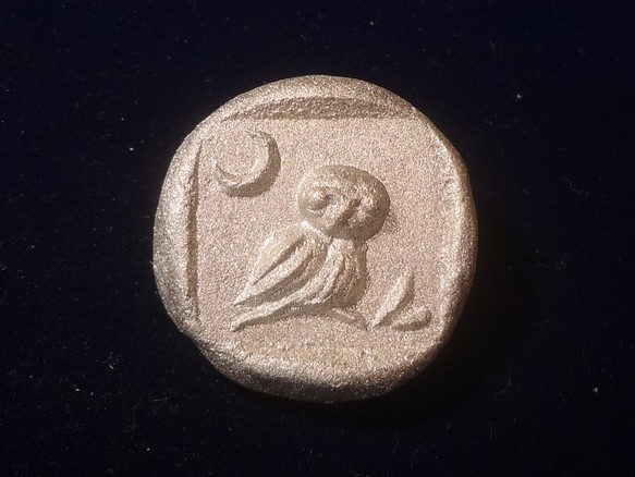 古代コイン風 バッジ ブローチ 銀『 月とフクロウ 』 テトラドラクマ銀貨 鳥　 粘土造形 1枚目の画像