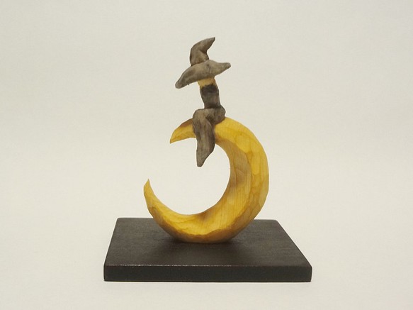 木彫刻 小さな置物 『 月夜の魔女 』 木彫り 魔女 月 ウィッチ アート
