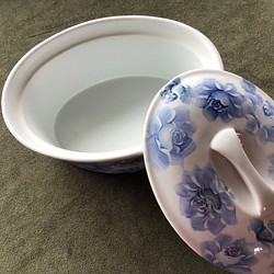 陶器　キャセロール　蓋物　青い薔薇の上絵付け付き 1枚目の画像