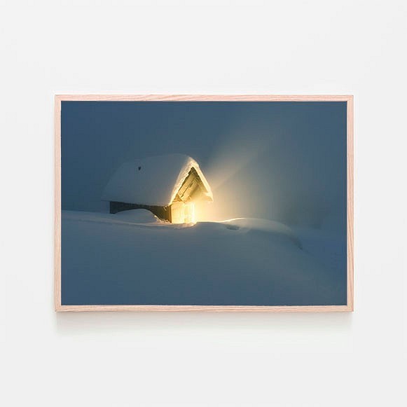 冬のファンタジーな風景 / ポスター 写真 自然 雪 ライト ランプ クリスマス 木造の家 山 小屋 アートプリント 1枚目の画像