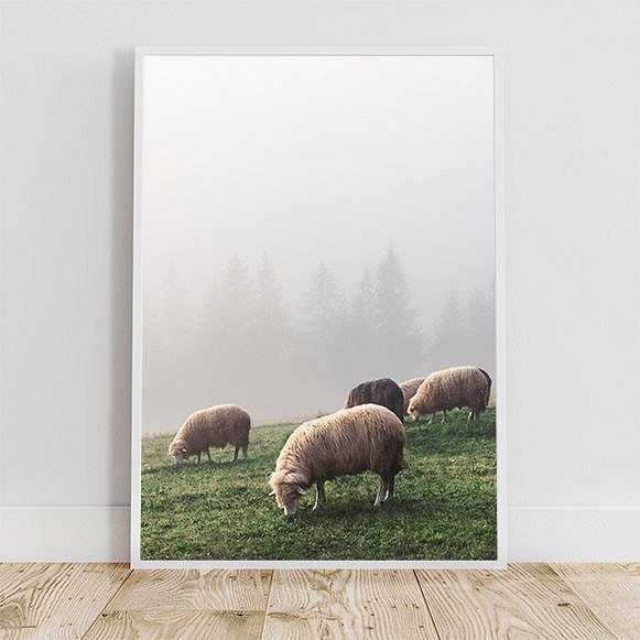 霧に包まれた春の山の羊の群れ / アートポスター 風景写真 山 牧草地 アートプリント 縦長 自然 ウクライナ 1枚目の画像