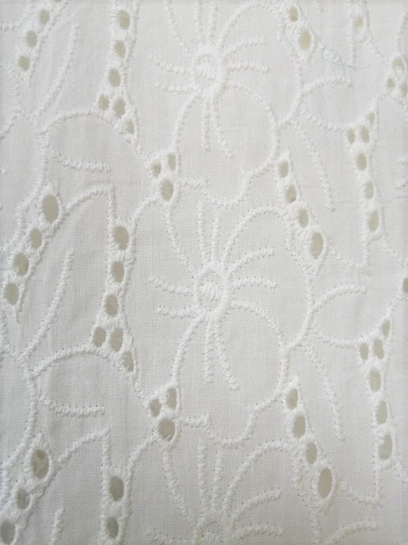 【刺繍生地】　インド綿100％【刺繍　WHITE】SBA-012　 98cm巾×50㎝　カット生地 1枚目の画像