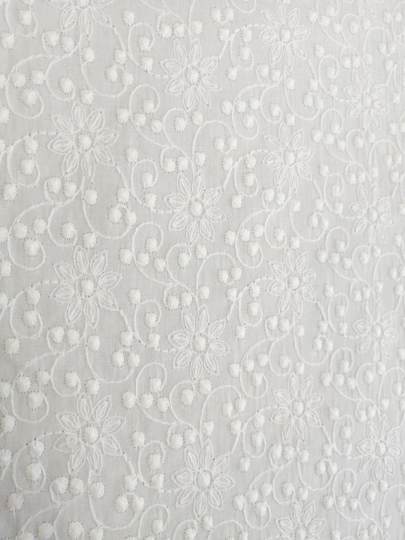 【刺繍生地】　インド綿100％【刺繍　WHITE】12E-003-RFD  100cm巾×50㎝　カット生地 1枚目の画像