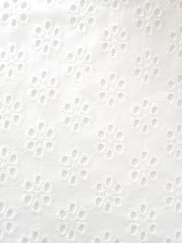 【刺繍生地】　インド綿100％【刺繍　WHITE】SBA-008  98cm巾×50㎝　カット生地 1枚目の画像
