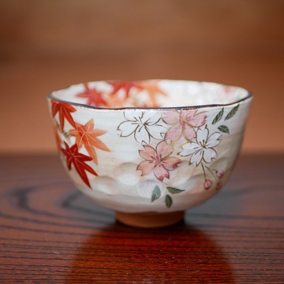 京焼・清水焼　色絵　抹茶茶碗　雲錦（桜と紅葉） 1枚目の画像