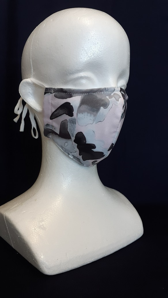 【秋の最新作】縫製屋の手作り立体マスク　薄ピンク　ボカシ花柄プリント生地 1枚目の画像
