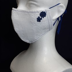 【最新作】縫製屋の手作り立体マスク　レース調ホワイト　ネイビーのワンポイント 1枚目の画像